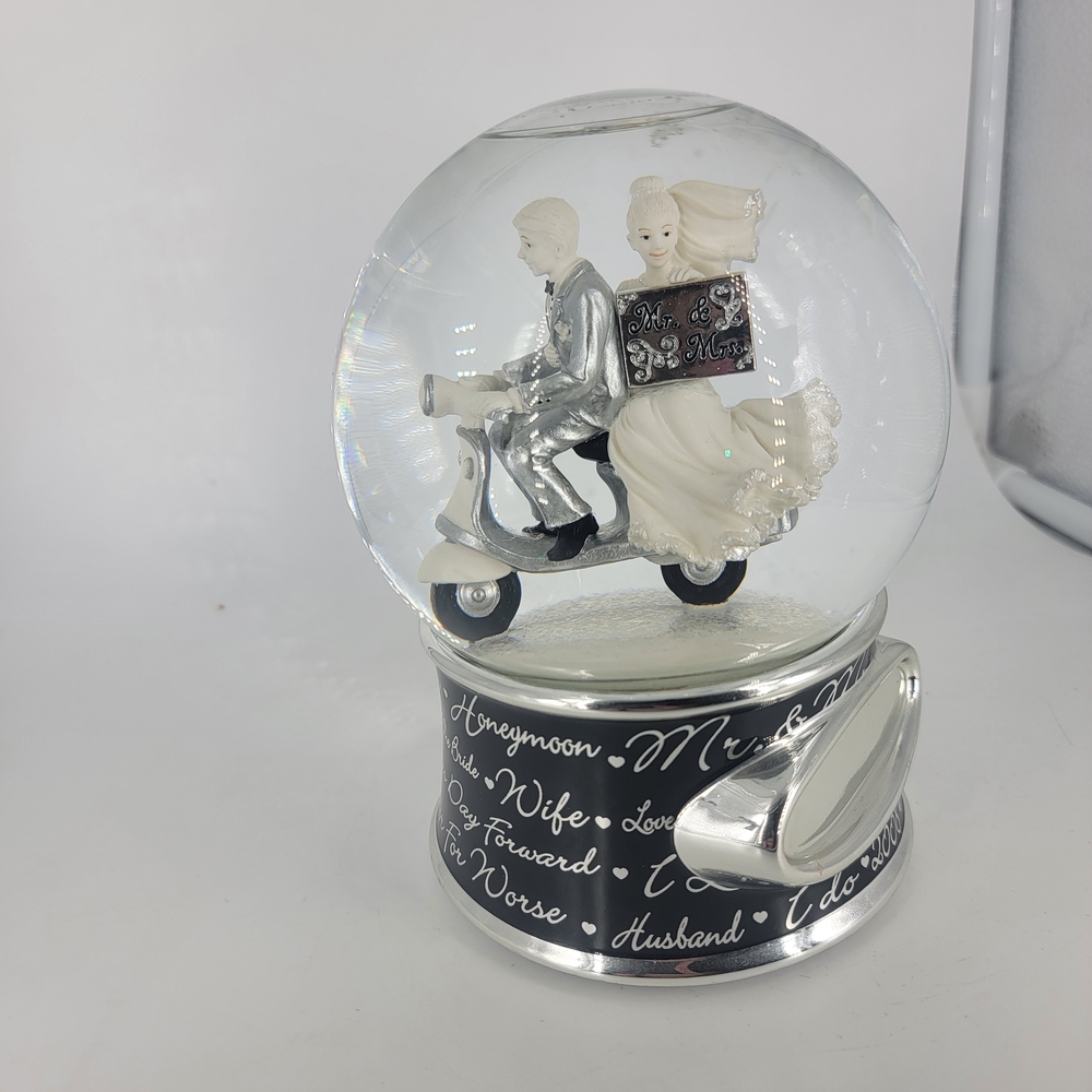 Things Rembered Wedding Couple‎ Musical Snowglobe